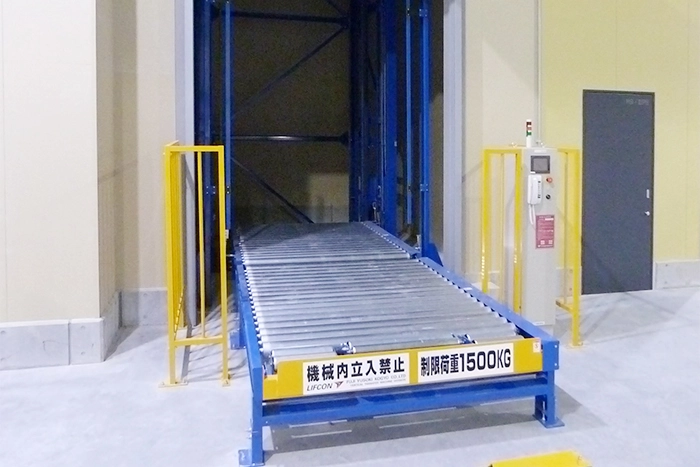 鶴ヶ島物流センター 垂直搬送機